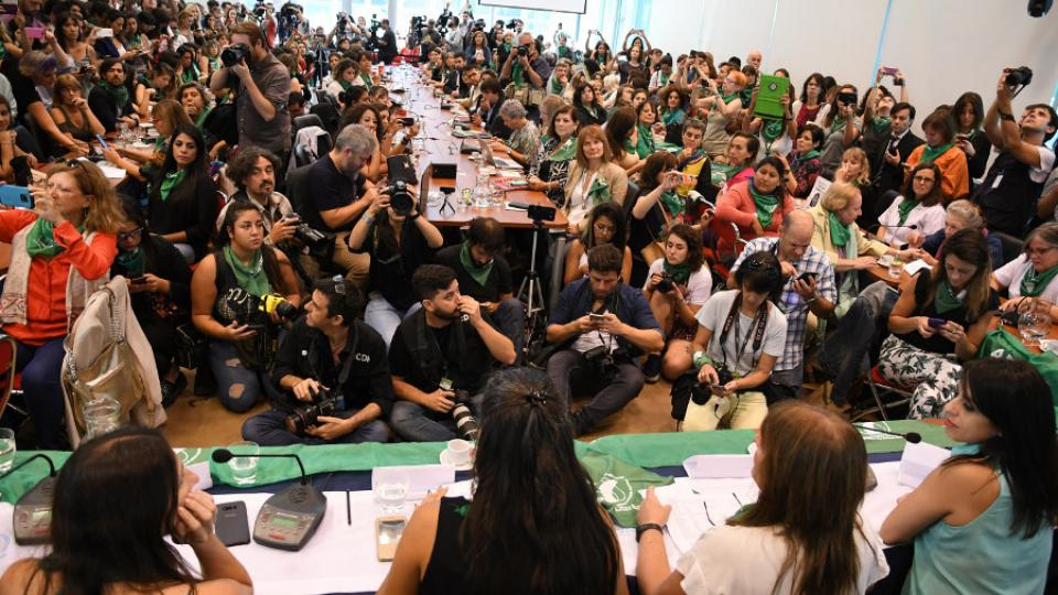 Con la firma de 71 diputados nacionales presentaron el proyecto de aborto legal, seguro y gratuito