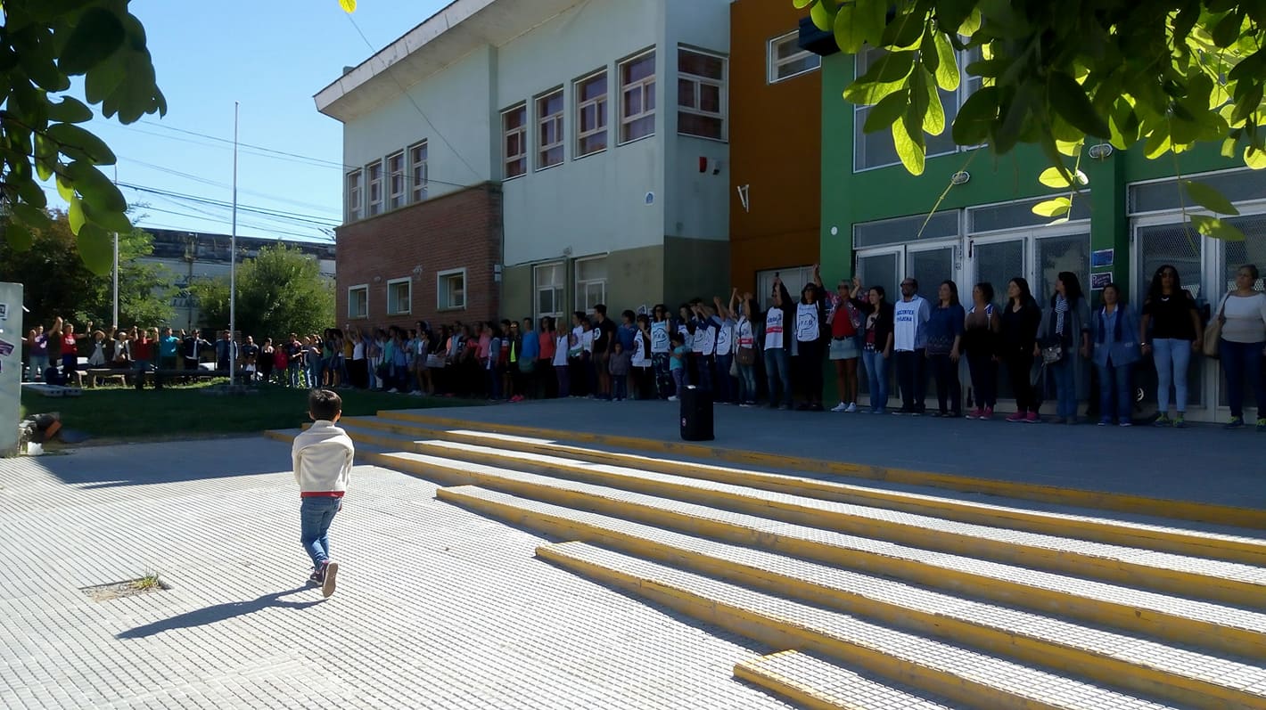 En su segundo día de paro los gremios docentes de Tandil abrazaron a la Escuela Polivalente