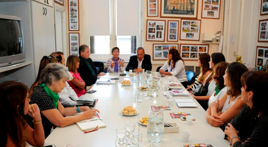 En una reunión, referentes del feminismo plantearon desacuerdos a Lunghi en materia de género