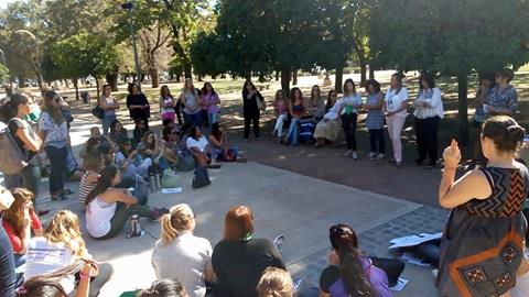 Realizan actividades por el #8M en las plazas previo a la marcha