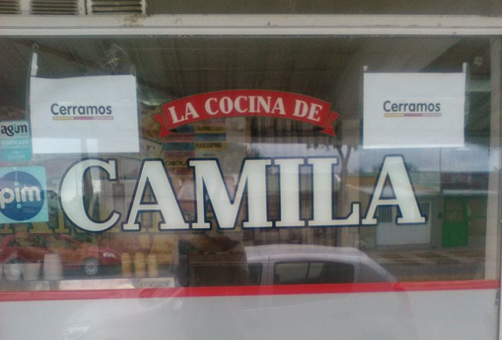 «Cerramos», el cartel en una rotisería con una tipografía muy sugerente