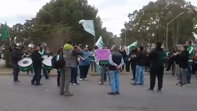 Neuquén: Macri llegó a Vaca Muerta y fue recibido por una gran protesta