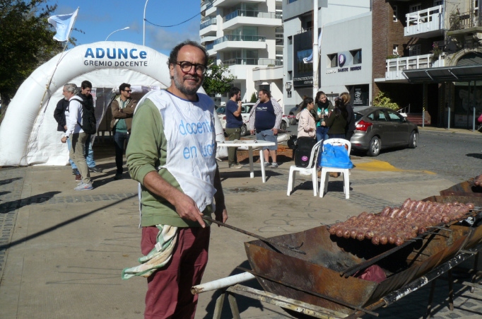 Adunce organizó una choripaneada en la plaza para protestar por la oferta salarial del gobierno