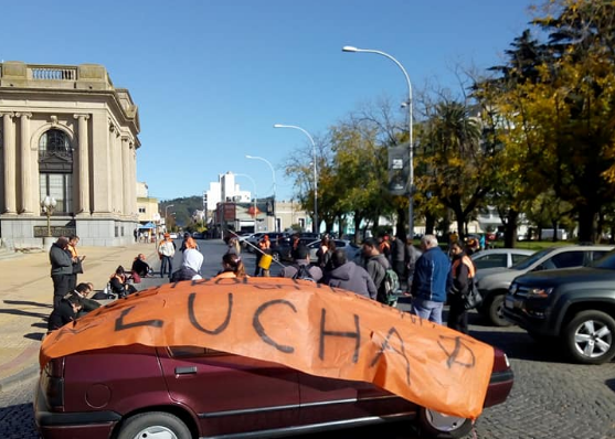 Trabajadores de Tránsito siguen de paro y cortaron calle Belgrano