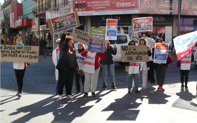 SUTEBA Tandil protestó en el centro y se prepara para participar de la Marcha Federal Educativa