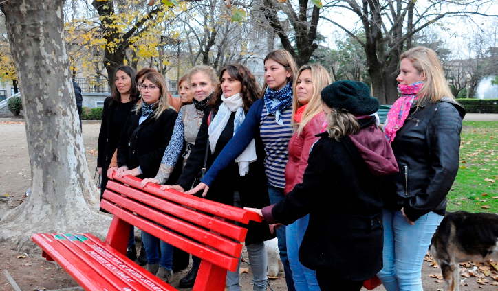 Varias plazas de Tandil ya tienen su banco rojo