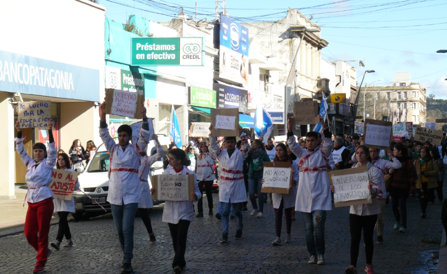 Docentes de escuela y universitarios marcharon en Tandil contra el ajuste