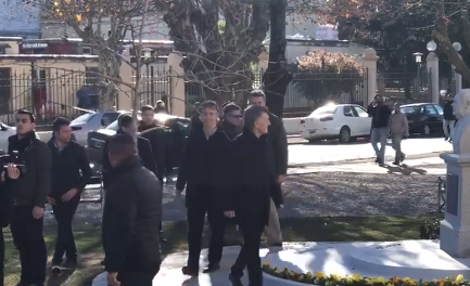Macri visitó fugazmente Tandil y lo recibió una heterogénea manifestación en contra