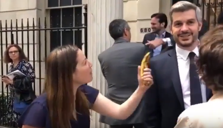 VIDEO: En New York, una mujer le dió una banana a Marcos Peña por ser «el gorila del año»