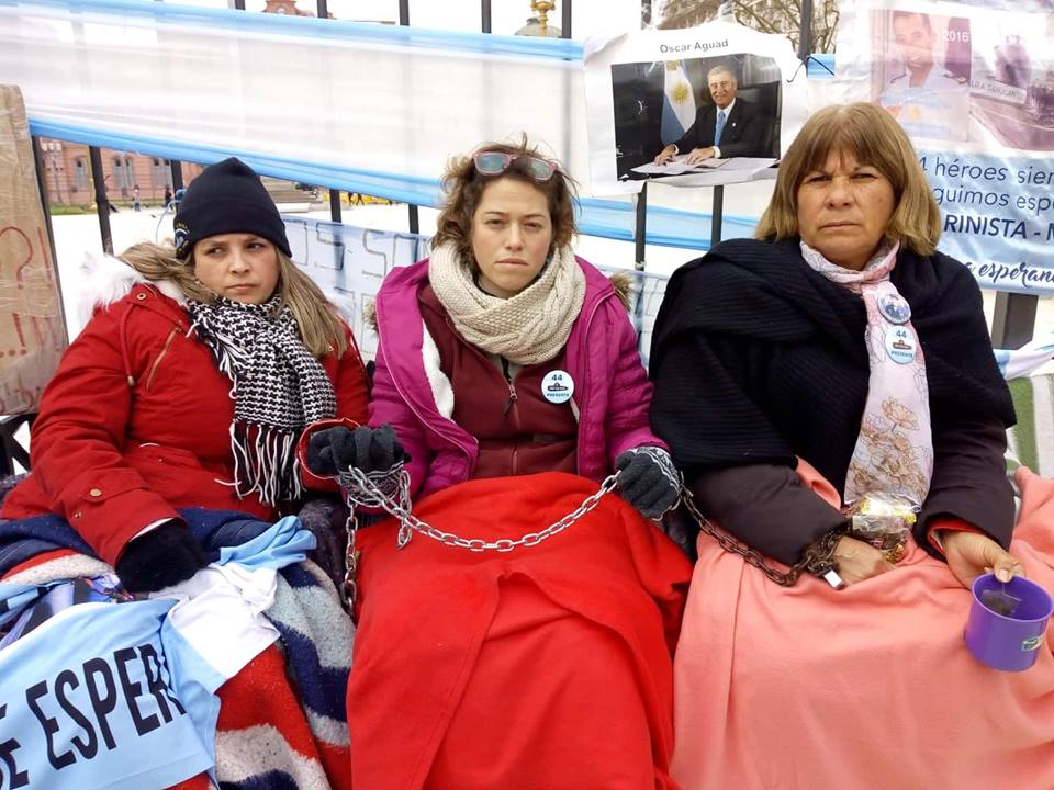 Entrevista exclusiva con los familiares del ARA San Juan encadenados en Plaza de Mayo