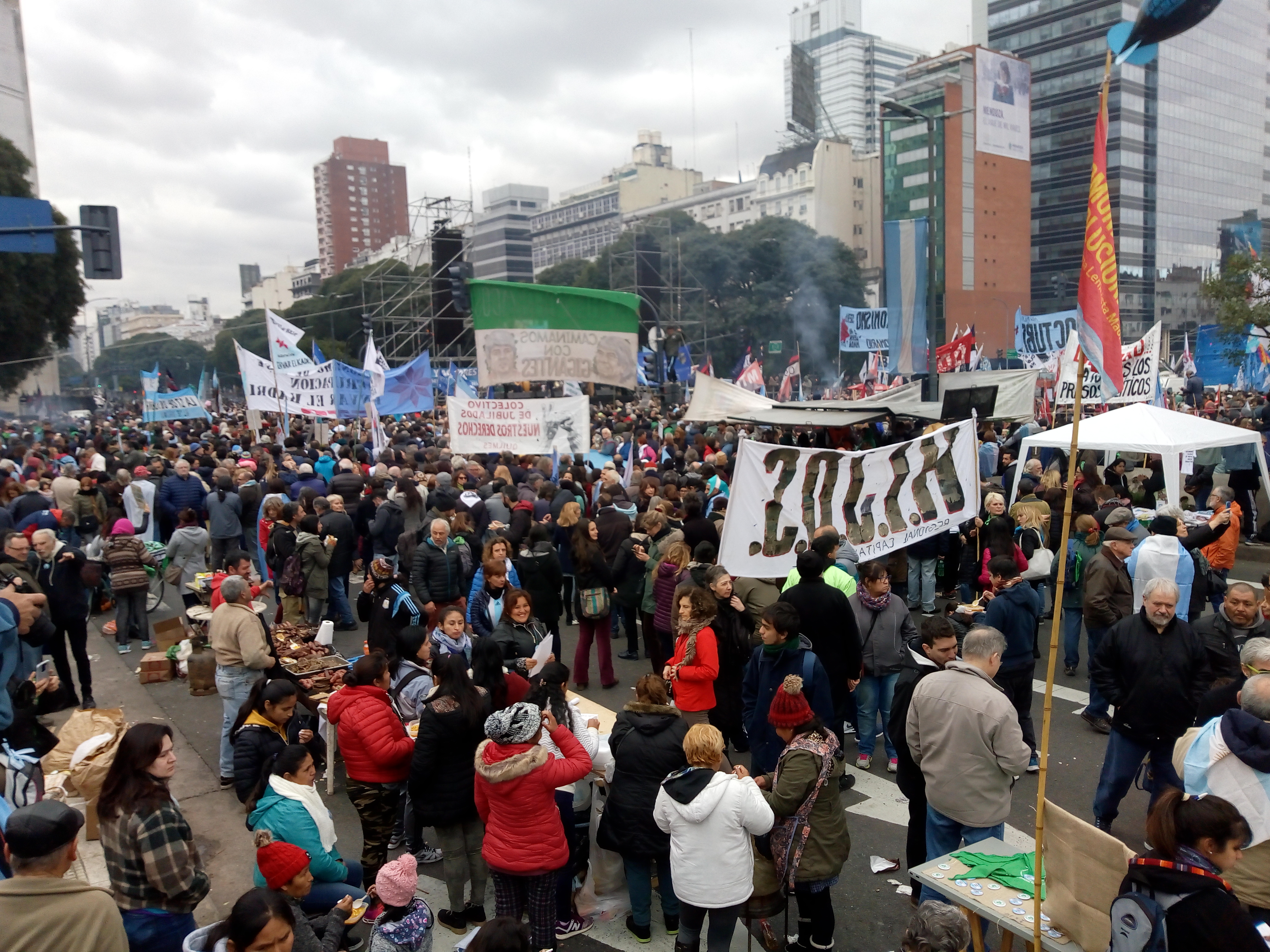 Miles de personas dijeron «no al acuerdo con el FMI» en la Capital