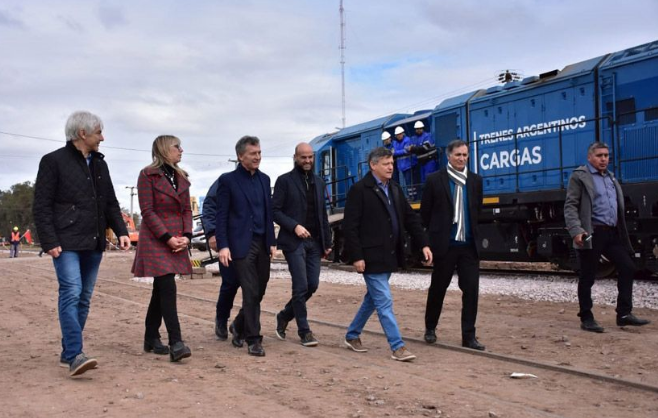 Es Piedra: Macri inauguró el miércoles la vía donde ayer descarriló una formación de 40 vagones y cayó un puente