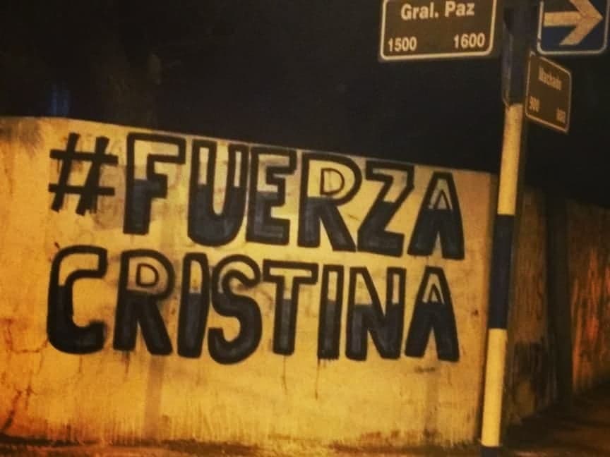 Tandil amaneció con mensajes de apoyo a Cristina Kirchner