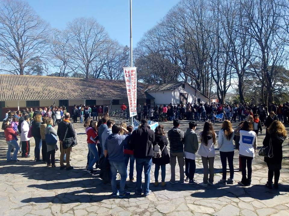 El reclamo de los docentes universitarios tomó forma de abrazo simbólico en la Escuela Sábato