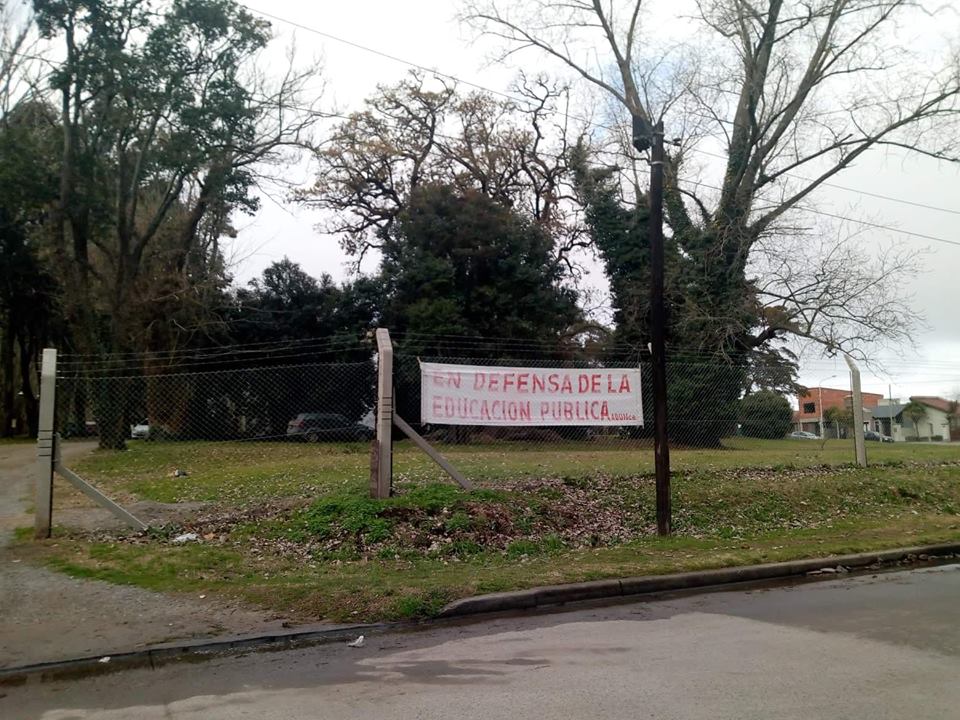 Convocan a un abrazo al Colegio Sábato tras una escueta oferta salarial