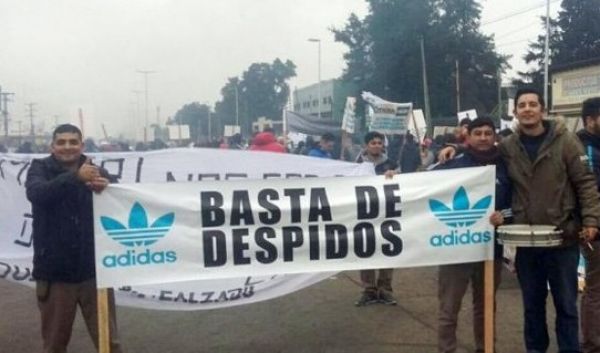 Cerró la fábrica Adidas en Esteban Echeverría y deja a 660 trabajadores en la calle