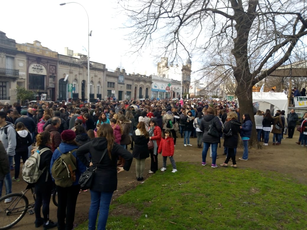 Masiva movilización docente en una jornada de luto para la Educación Pública