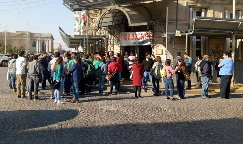 Adunce realizó la toma del rectorado como parte del plan de lucha