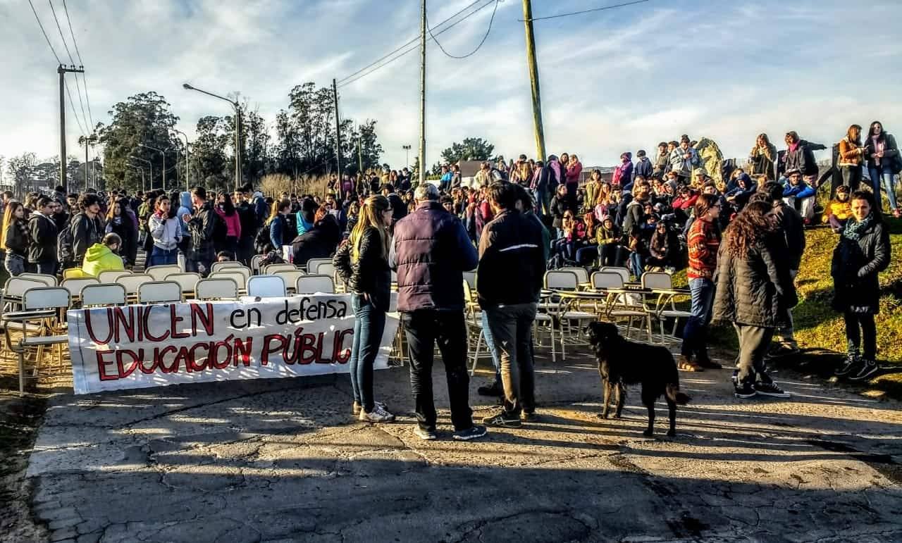 Estudiantes de la Unicén tomaron el Campus Universitario