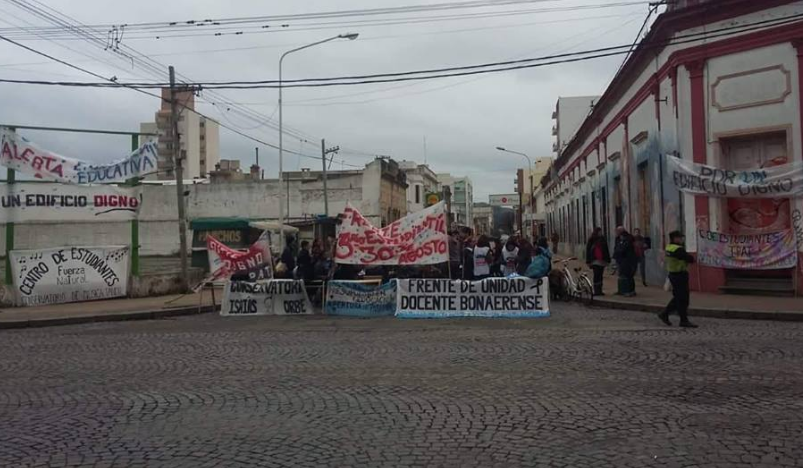 Estudiantes del IPAT cortaron calle Alem en busca de visibilizar el reclamo por un edificio digno