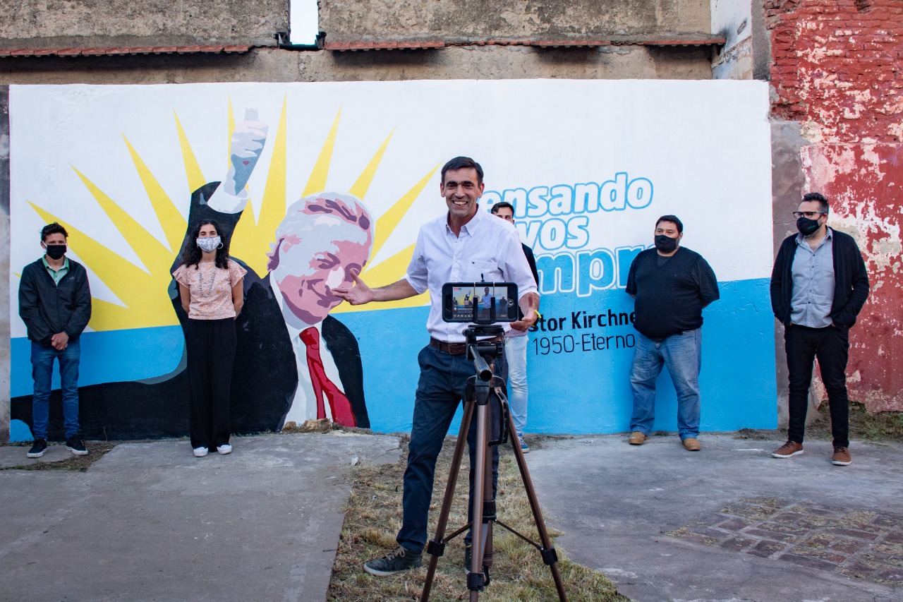 El Frente de Todos homenajeó a Néstor Kirchner pintando un mural en el Partido Justicialista de Tandil