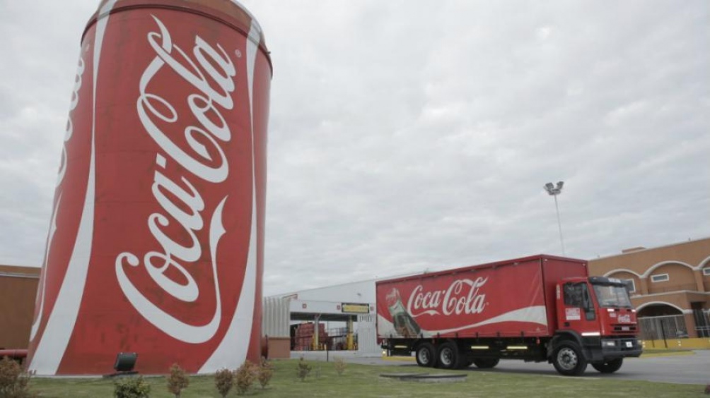 Coca Cola se reordena pero no deja el país