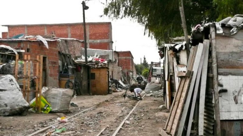 UCA: la pobreza subió al 44,2% por la pandemia y no fue mayor por las políticas de ayuda del Gobierno
