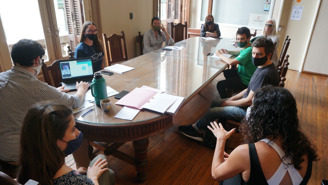 La Federación Universitaria y estudiantes terciarios participaron de la Comisión de Cultura y Educación del Concejo Deliberante en el marco del conflicto de las becas “Tandil Estudia”