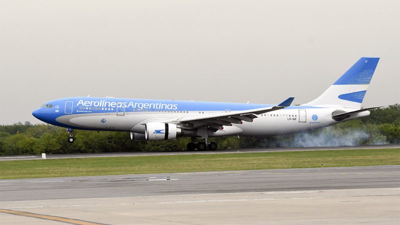 Llegó a Ezeiza el tercer vuelo de Aerolíneas Argentinas con vacunas desde Moscú