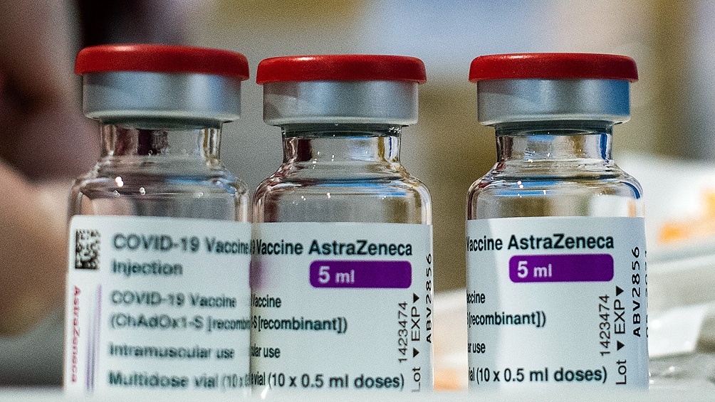 La OMS aprobó de emergencia el uso de dos versiones de la vacuna de AstraZeneca