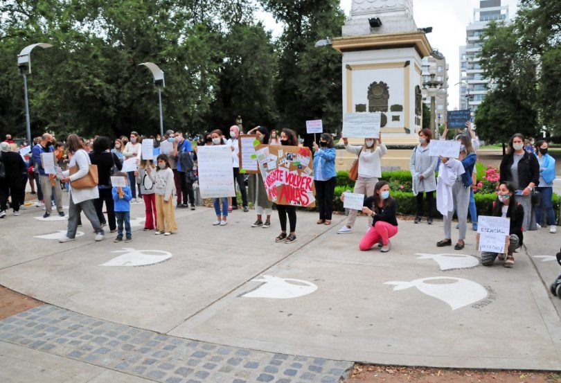 Juntos por el Cambio Tandil y “padres autoconvocados” reclamaron por un regreso a la aulas que la provincia ya garantizó.