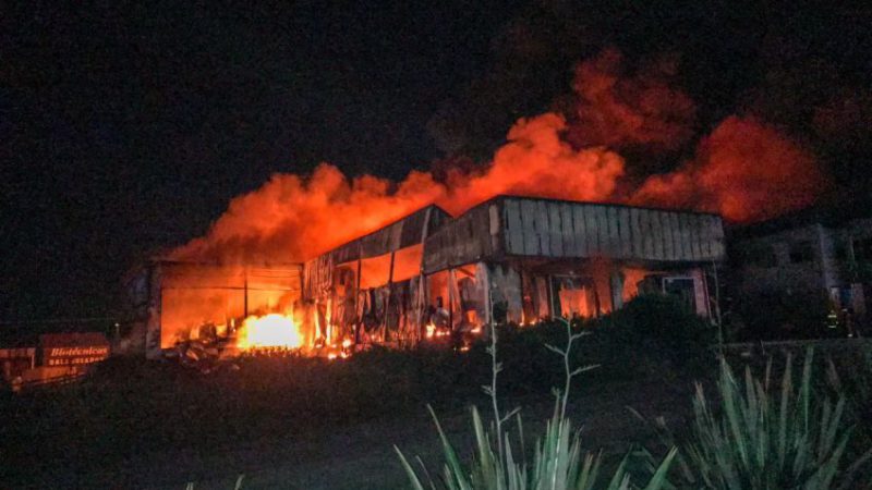 Un voraz incendio destruyó la planta de Cagnoli en el Parque Industrial Tandil