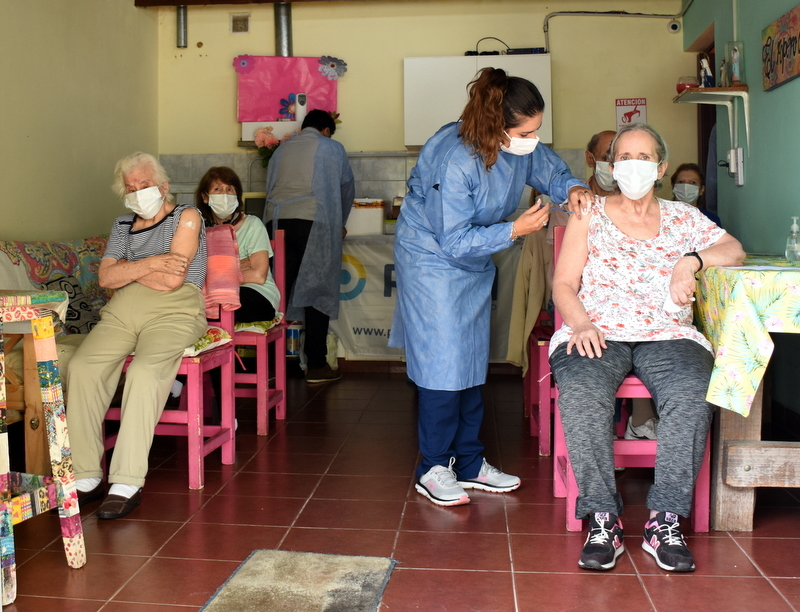 El PAMI vacunó en otras 25 residencias de adultos mayores y casi se completó la población objetivo en Tandil