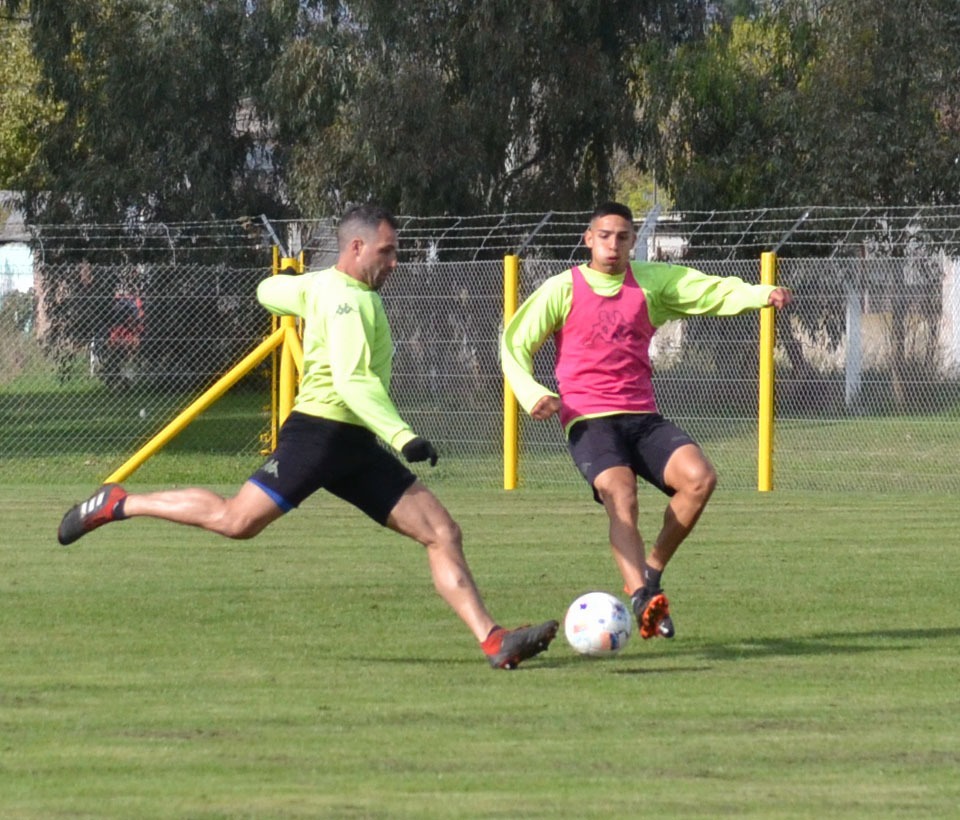 Santamarina buscará imponer su fútbol en Tandil frente a Villa Dalmine