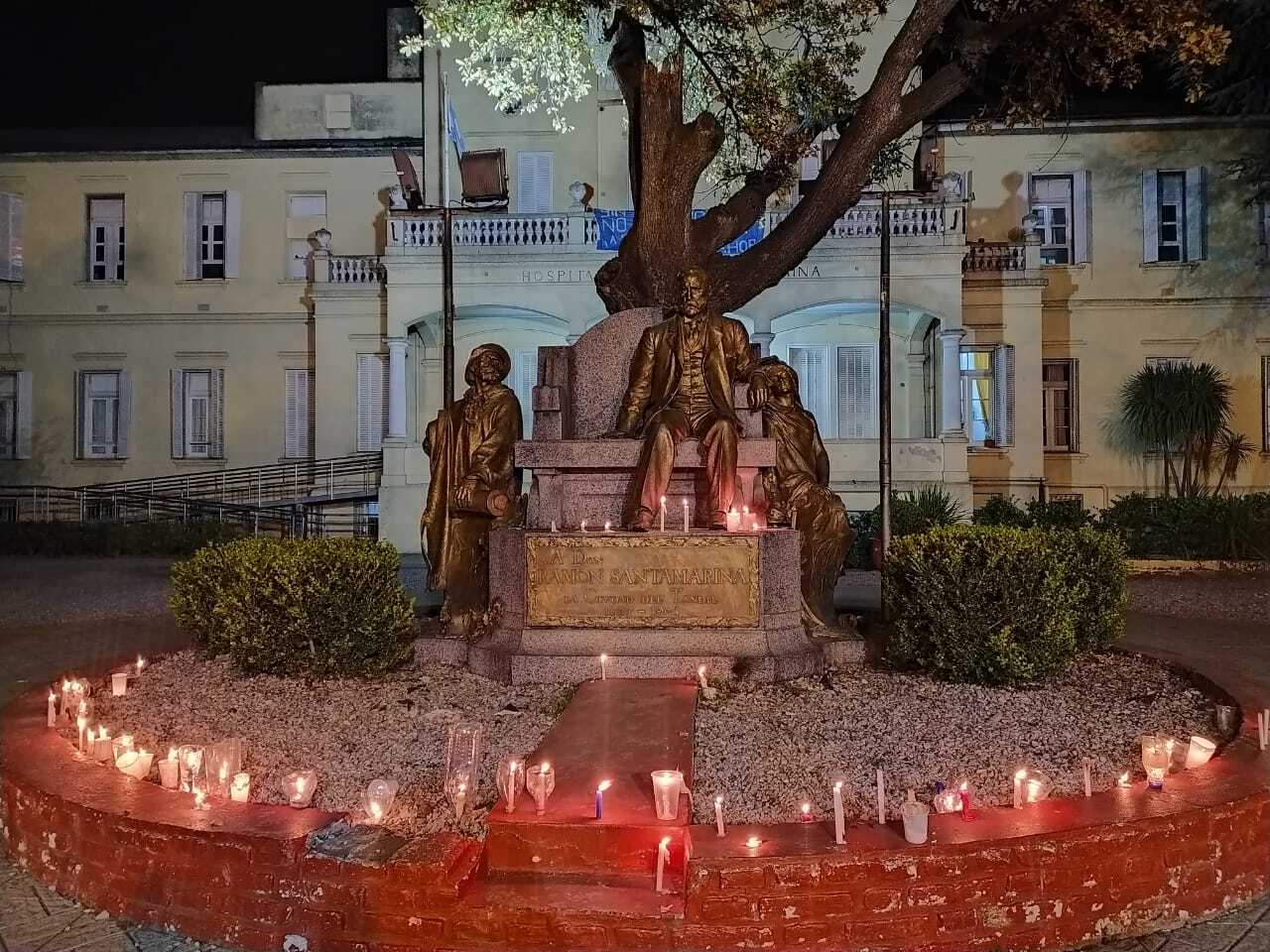 Con distanciamiento y en silencio los Trabajadores de la Salud realizaron una marcha de antorchas para continuar con los reclamos ante el municipio