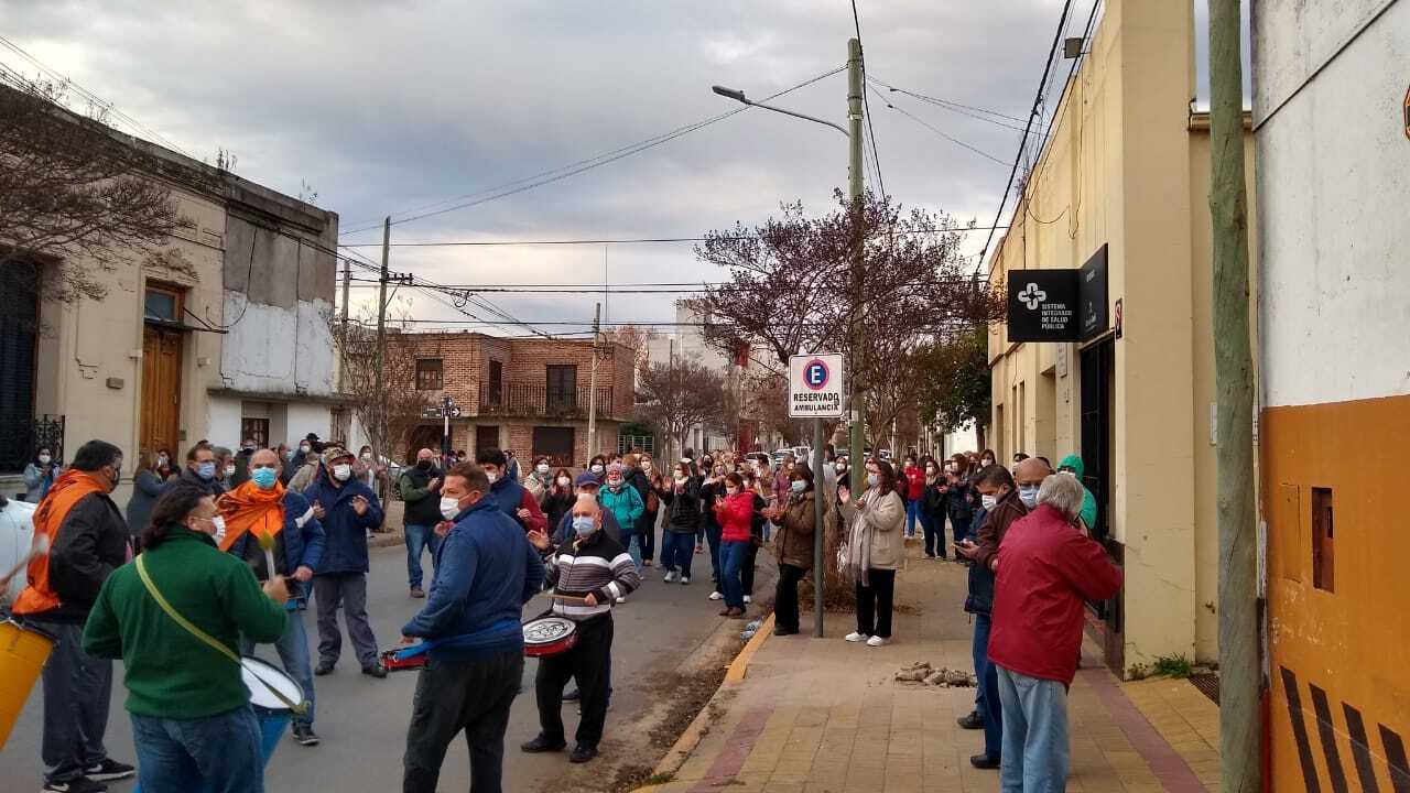 Se abre una mesa de dialogo entre trabajadores de la salud y el ejecutivo para destrabar el conflicto salarial y la reducción de horas de servicio