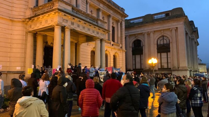 Contundente marcha y bocinazo de los Trabajadores de Salud frente al Palacio Municipal