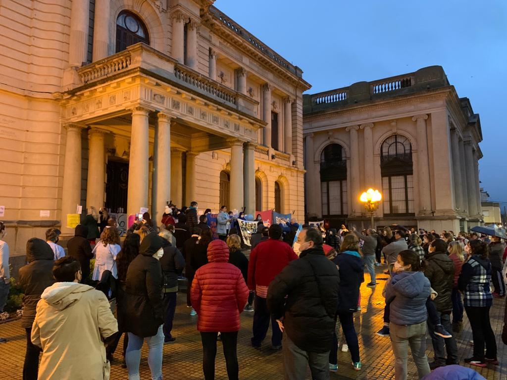 Contundente marcha y bocinazo de los Trabajadores de Salud frente al Palacio Municipal