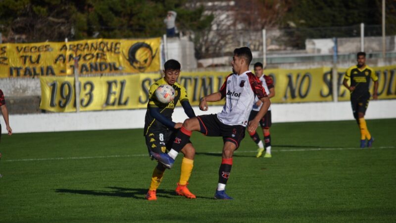 Santamarina fue de mayor a menor, se quedó sin fútbol y perdió ante Defensores de Belgrano en Tandil