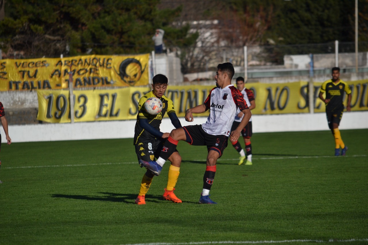 Santamarina fue de mayor a menor, se quedó sin fútbol y perdió ante Defensores de Belgrano en Tandil