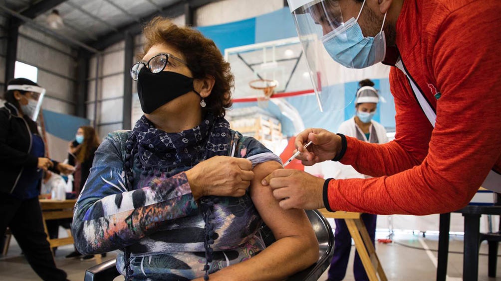 Provincia de Buenos Aires: desde este sábado, vacunarán a mayores de 70 sin turno