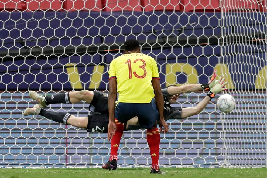 Argentina, en los penales y con una gran noche de Martínez, es finalista de la Copa América