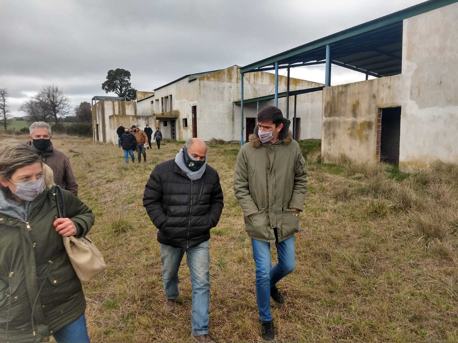 Iparraguirre y autoridades bonaerenses recorrieron las instalaciones donde se montará la planta de faena y frigorífico de cerdos