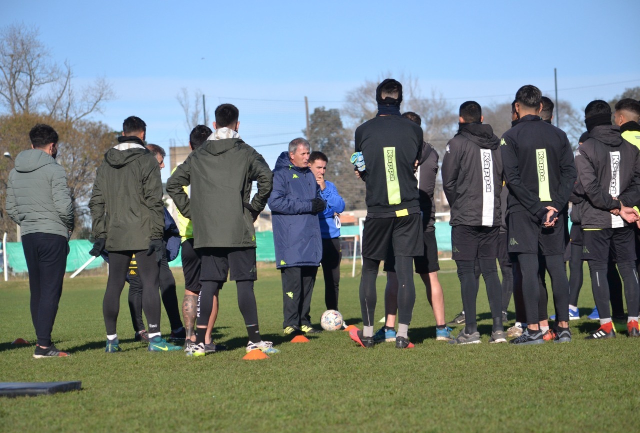 Santamarina visita a Tristán Suarez en el debut de Arzubialde