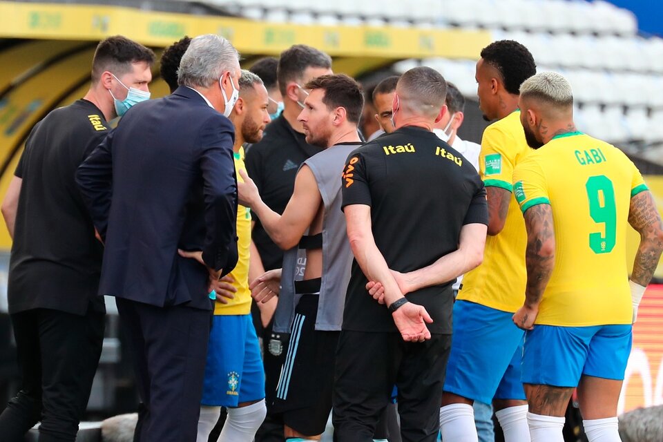 Brasil vs Argentina: el papelón mundial con más teatro que fútbol