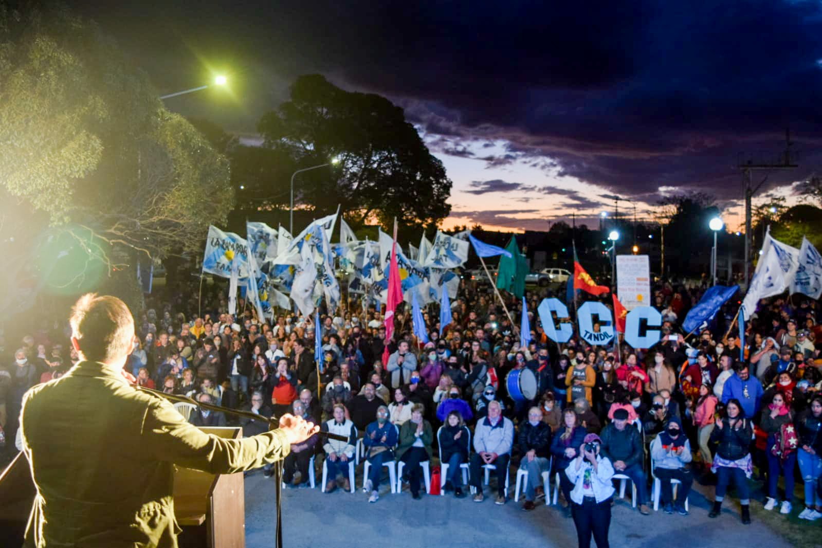 El día de la lealtad se festejó con mucha mística y la militancia llenando la plaza de la Estación de Trenes de Tandil