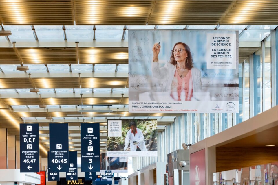 La historia de Alicia Dickenstein, la matemática argentina que es la imagen de los principales aeropuertos del mundo