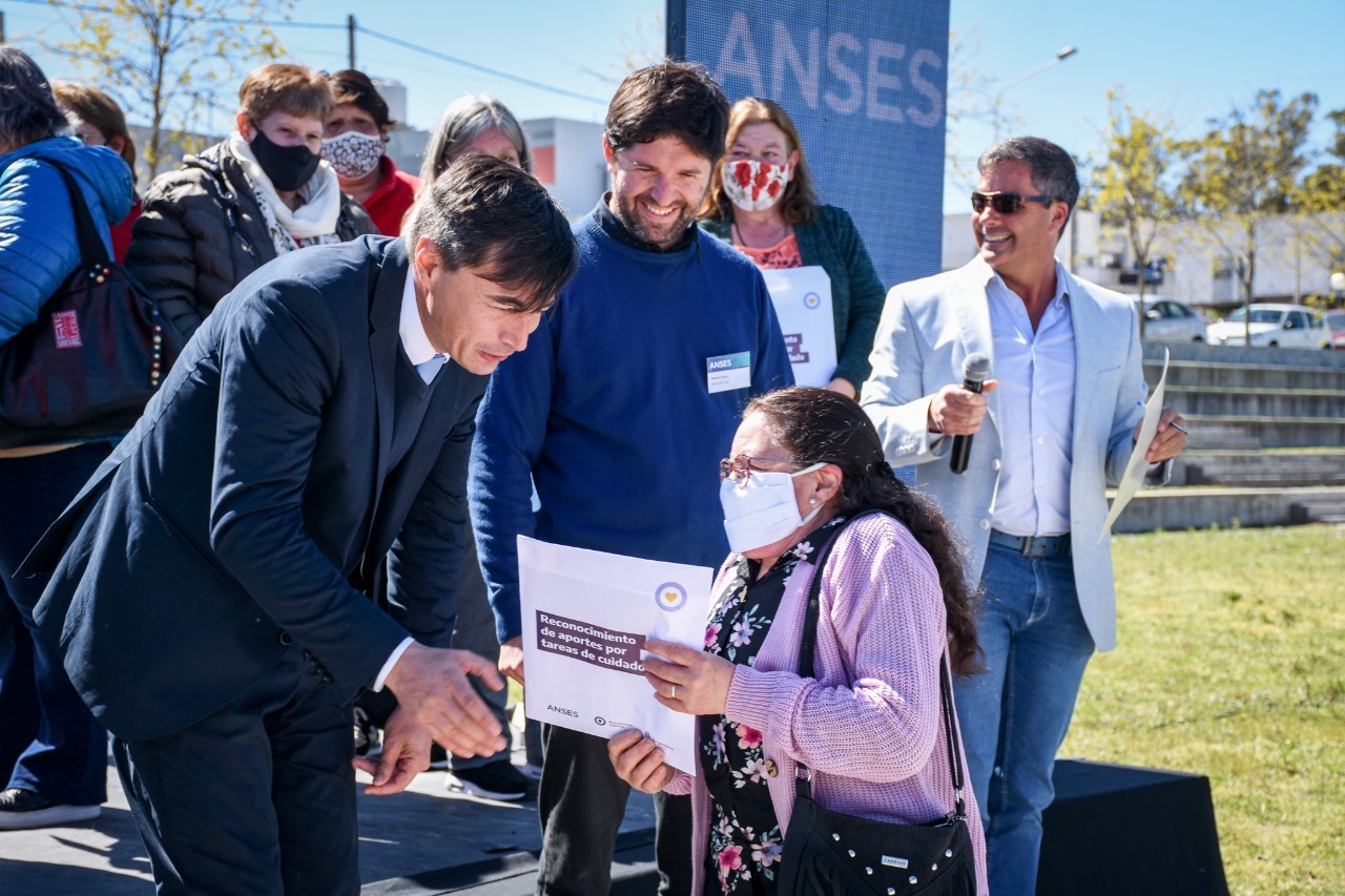 Se entregaron las primeras 120 jubilaciones a madres tandilenses reconociéndole sus años de aportes por el cuidado de sus hijos e hijas