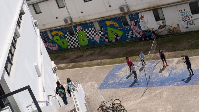 Provincia de Buenos Aires dejará de obligar el uso de tapabocas en los espacios abiertos de las escuelas