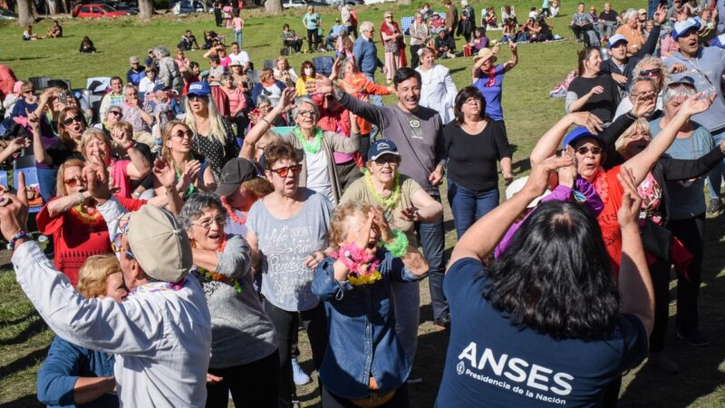 Más de 1.000 personas participaron de la tertulia para adultos mayores en el Paseo de los Españoles
